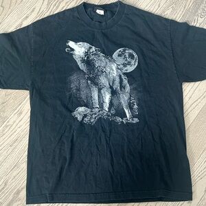 Wolf howling Marshlands T-shirt
